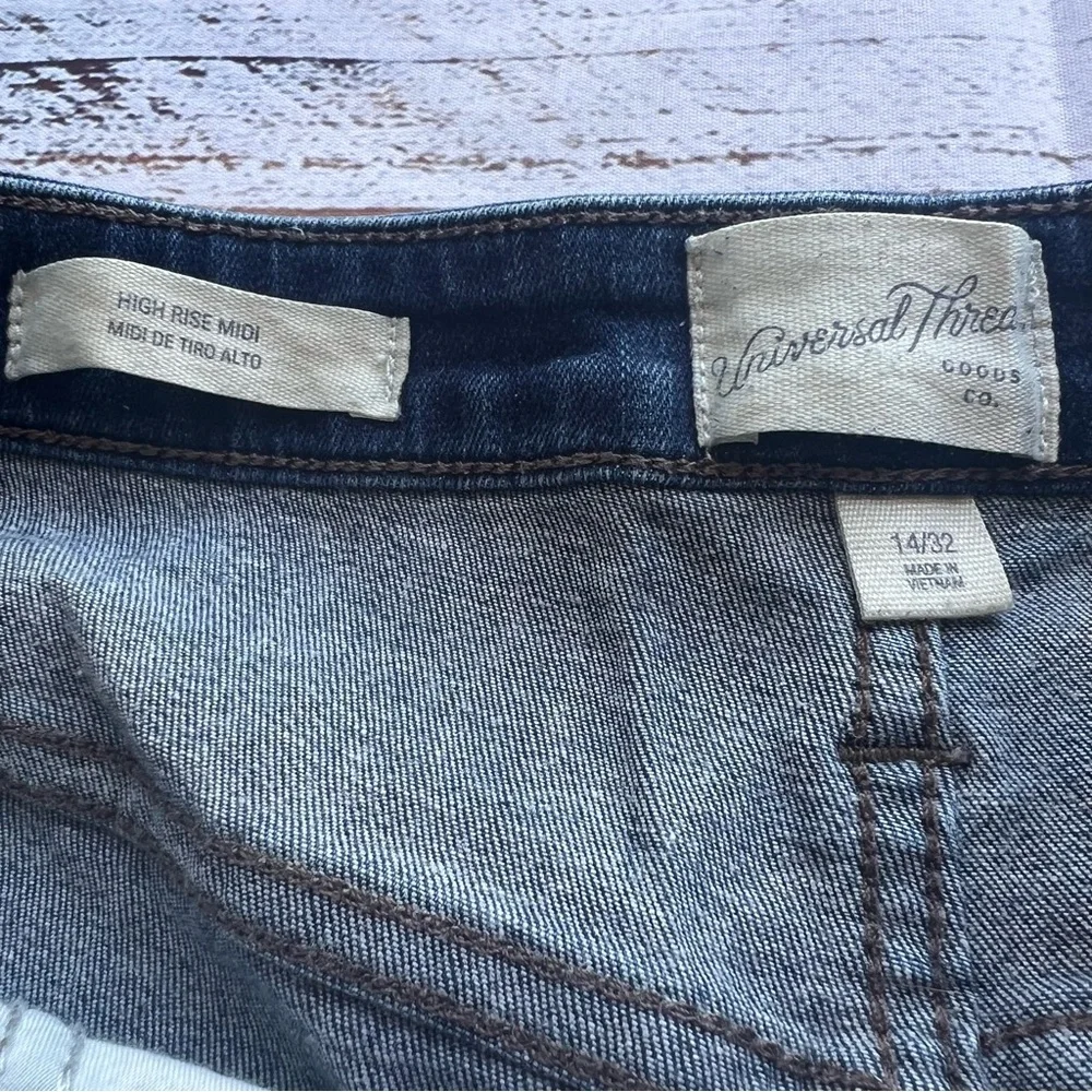 Universal Threads Hi Rise Midi Womens Distressed Denim Short size 14 (32 waist)